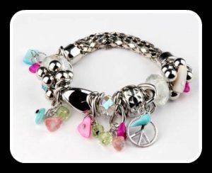 NOUVEAU   bracelet breloques couleur